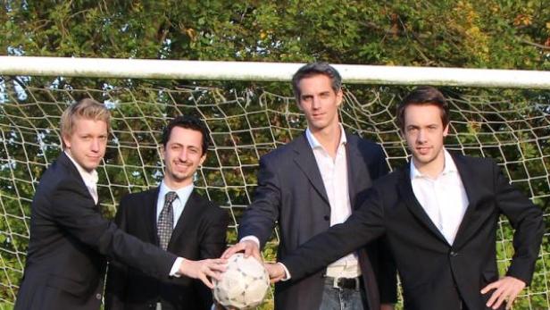 The Eversport founding team in 2013: Emanuel Steininger, Ivo Radulovski, Hanno Lippitsch and Andreas Woditschka, standing in front of a football goal with their hands on a ball